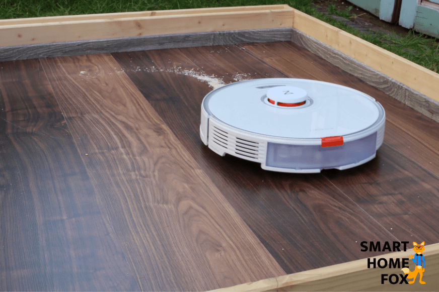 Roborock S7 пылесосит овсянку на твердом полу.